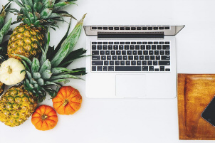Arbeitsplatz mit Laptop und Obst